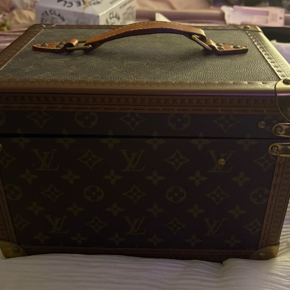 Authentic Louis Vuitton Boite
Flacons Beauty Vanity 
Hard Trunk Case w/keys